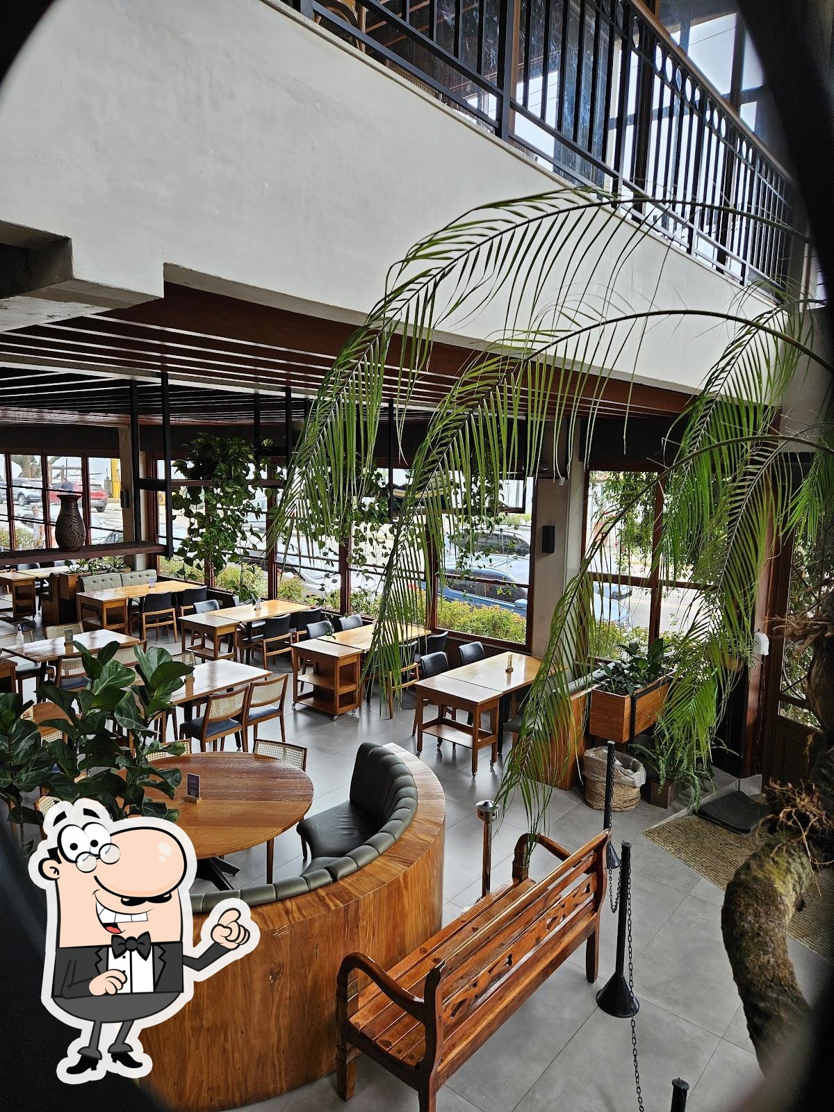 O interior do Raízes Restaurante Pizzaria.