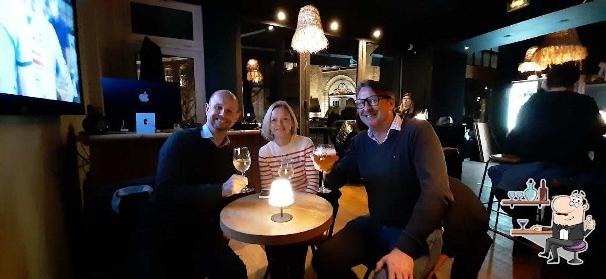 Installez-vous à l'une des tables de Bar Saint Nicolas.
