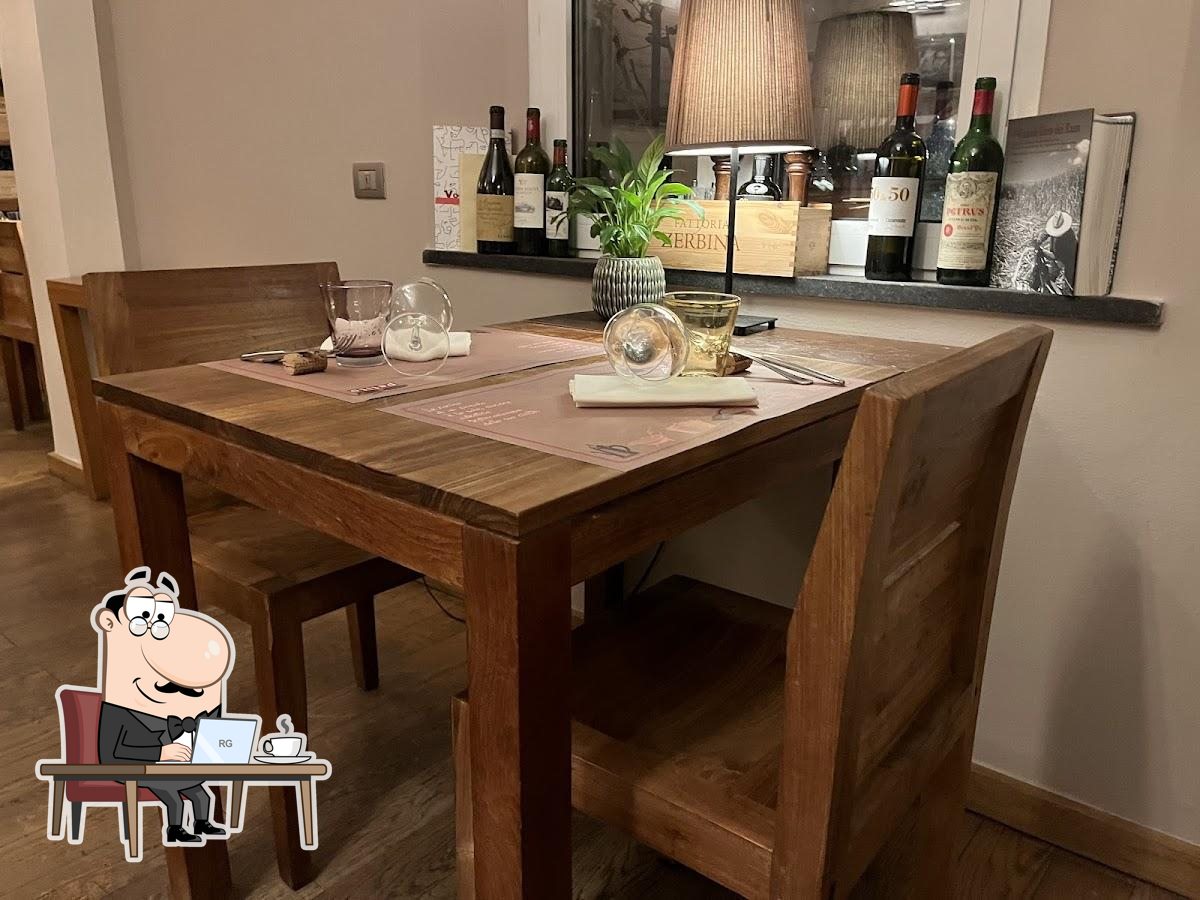 Dai un'occhiata agli interni di Trattoria Petito.