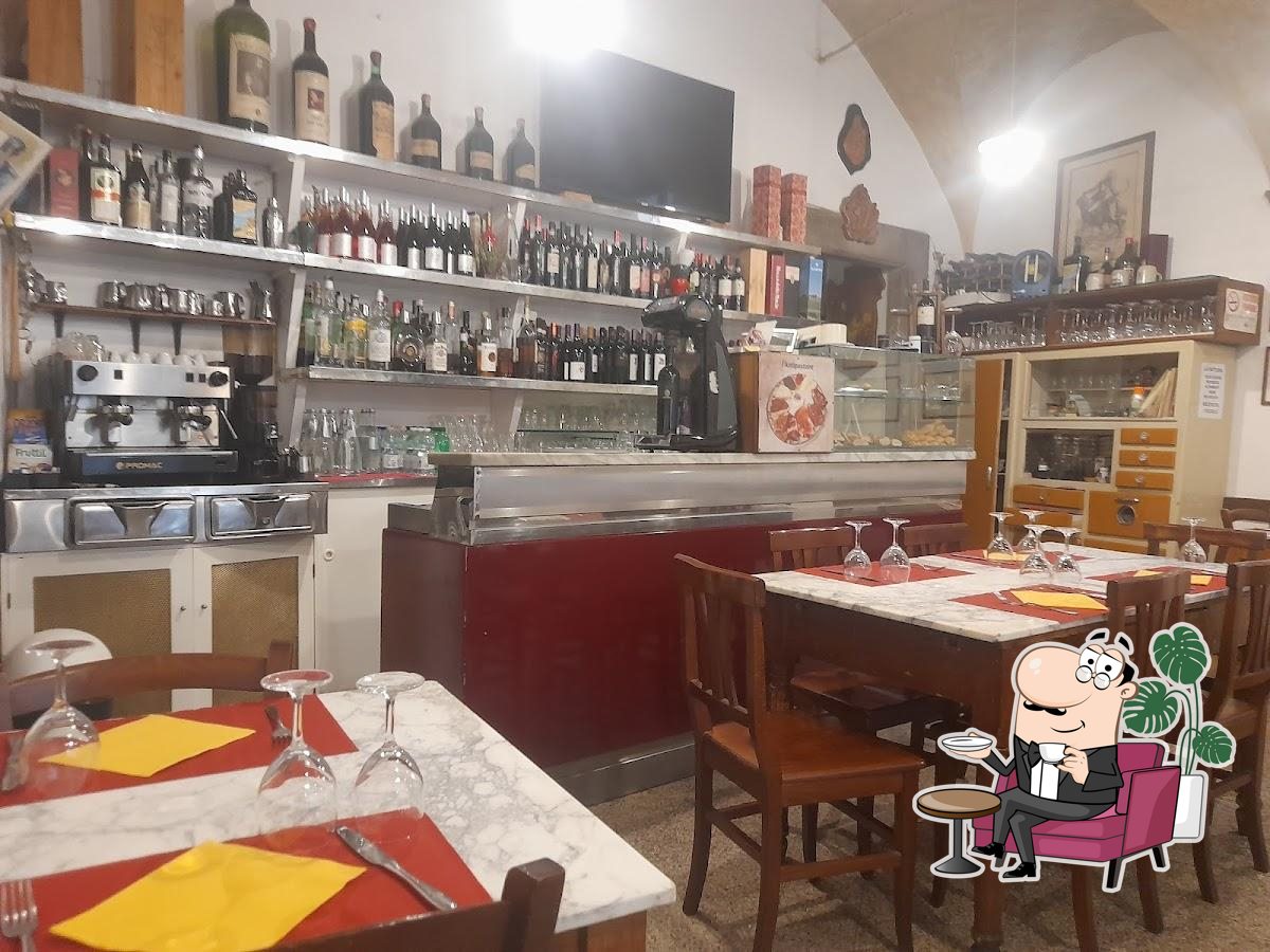 Siediti a un tavolo di Trattoria Mazzoni.