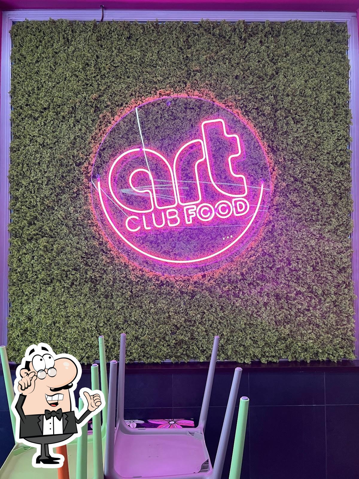 Siediti a un tavolo di Art Club Food.