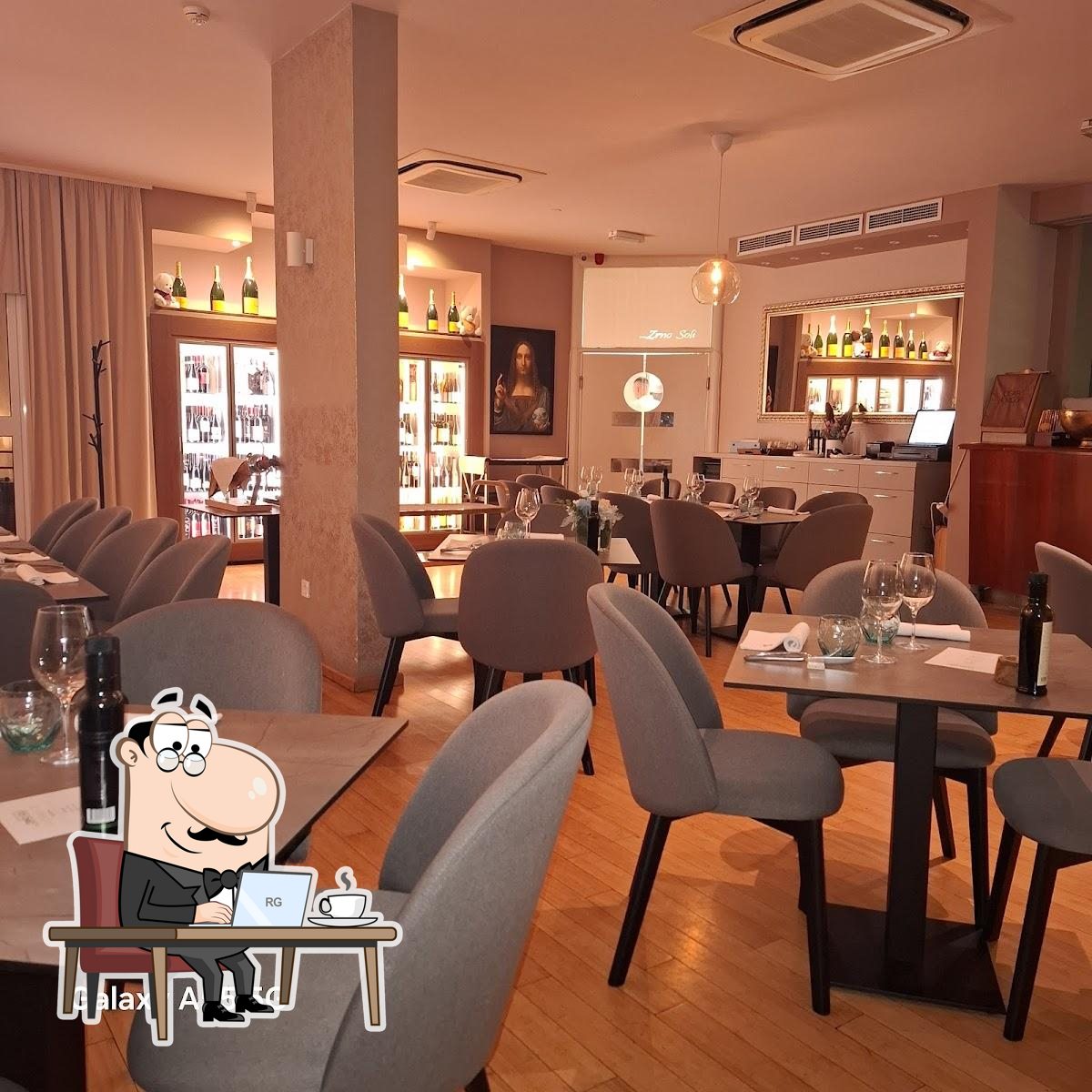 Siediti a un tavolo di Restaurant Zrno Soli.