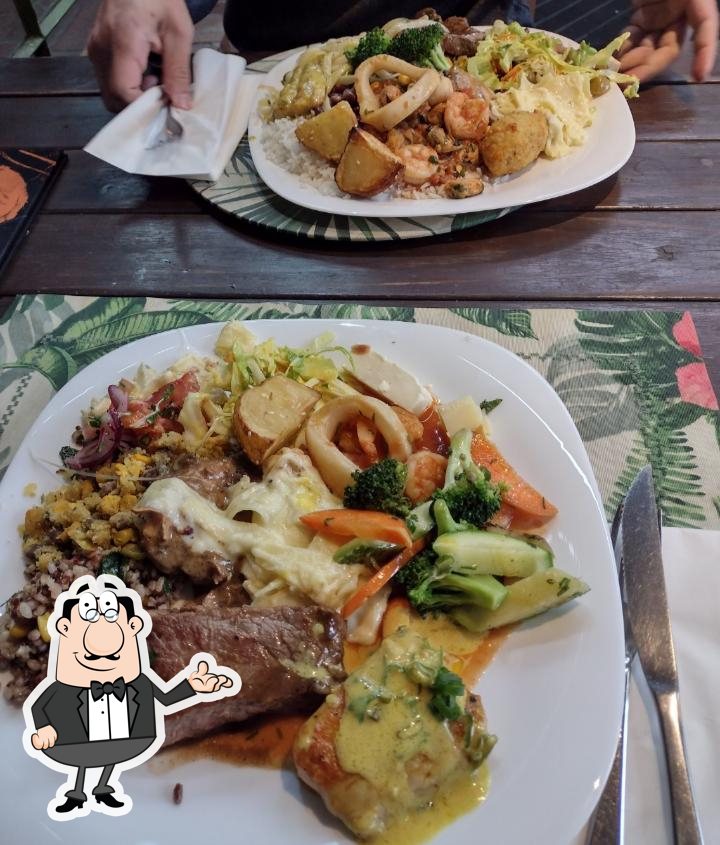 Sente em uma das mesas no Quintana Gastronomia.