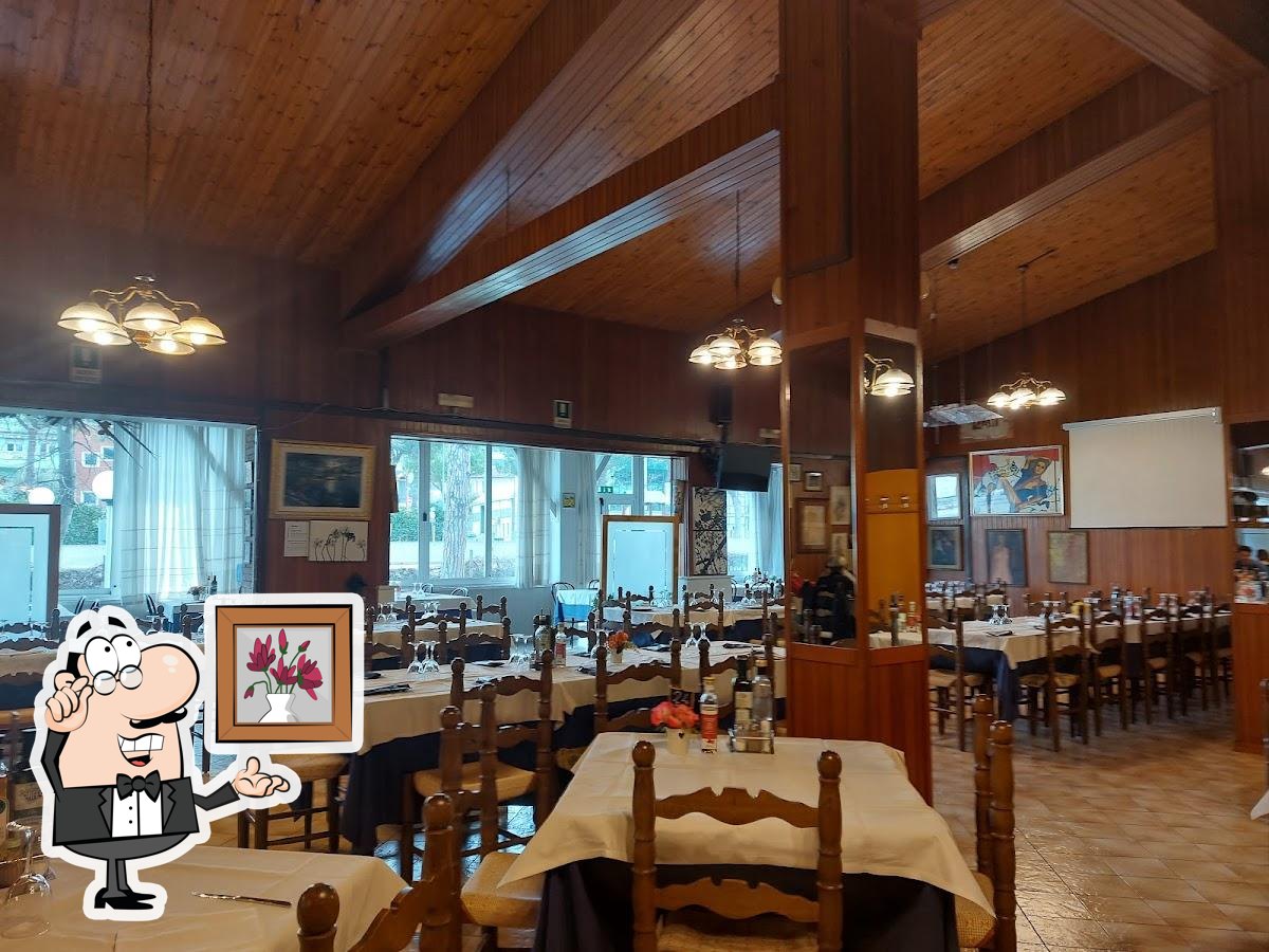 Dai un'occhiata agli interni di Osteria La Ghenga.