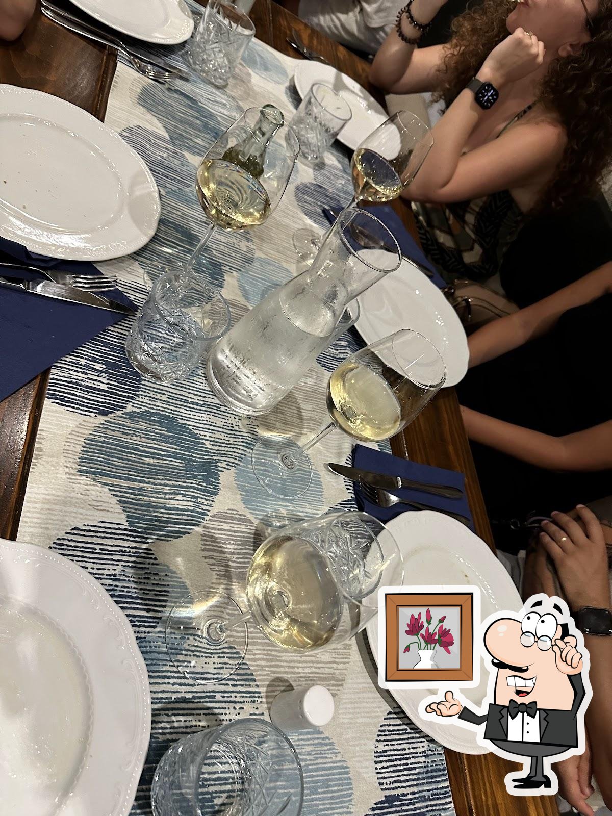 Dai un'occhiata agli interni di Konoba Fetivi.