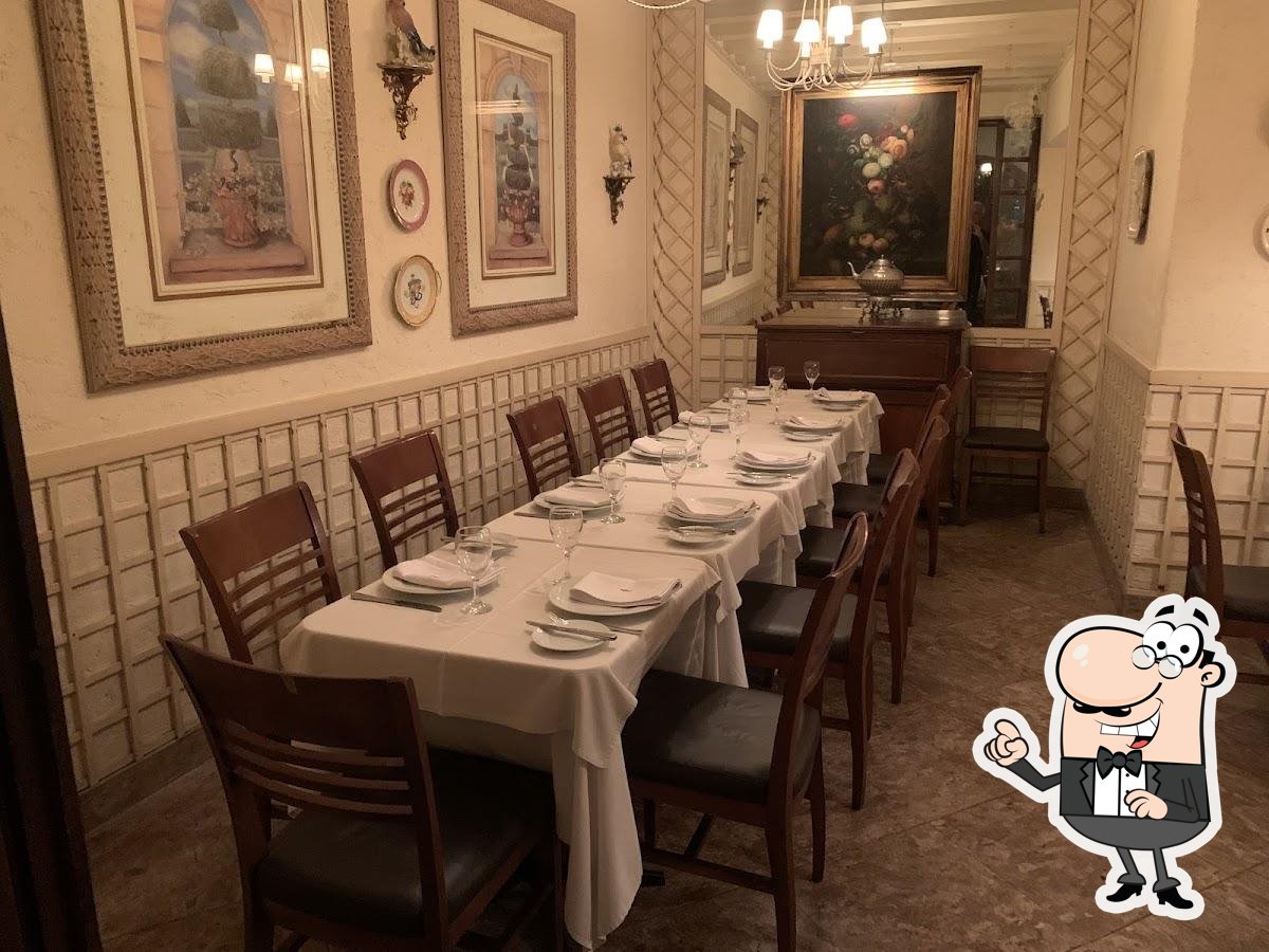 Sente em uma das mesas no Fiorino Ristorante.
