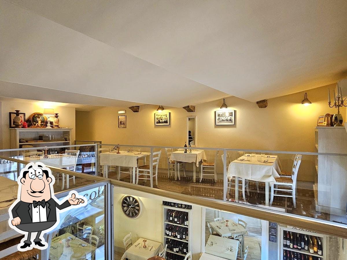 Siediti a un tavolo di Formaggeria Biancolatte Ristorante.