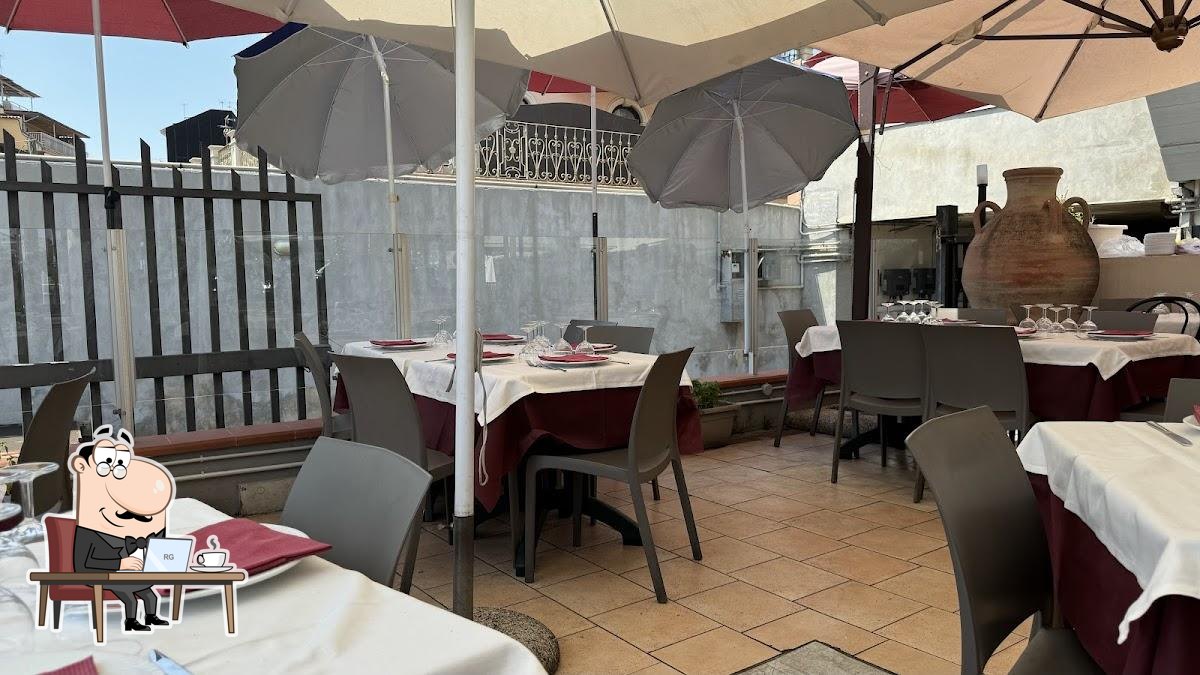Dai un'occhiata agli interni di Trattoria Porto Nuovo.