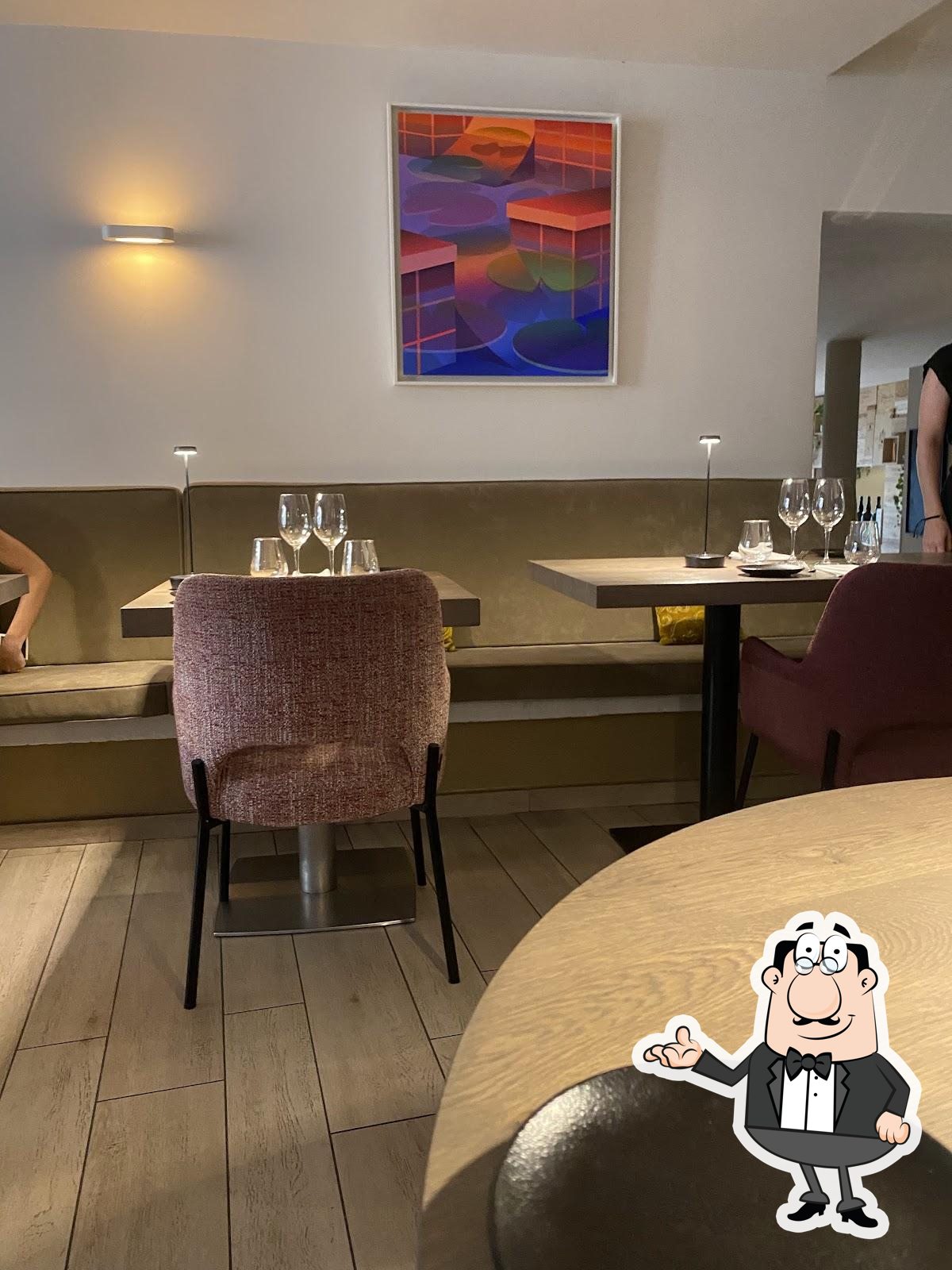 Installez-vous à l'une des tables de Table 22 par Noël Mantel - Restaurant Cannes.