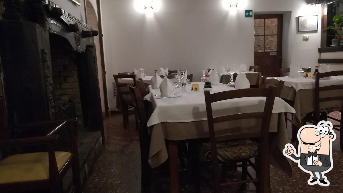 Siediti a un tavolo di Ristorante Cinese Dragone.