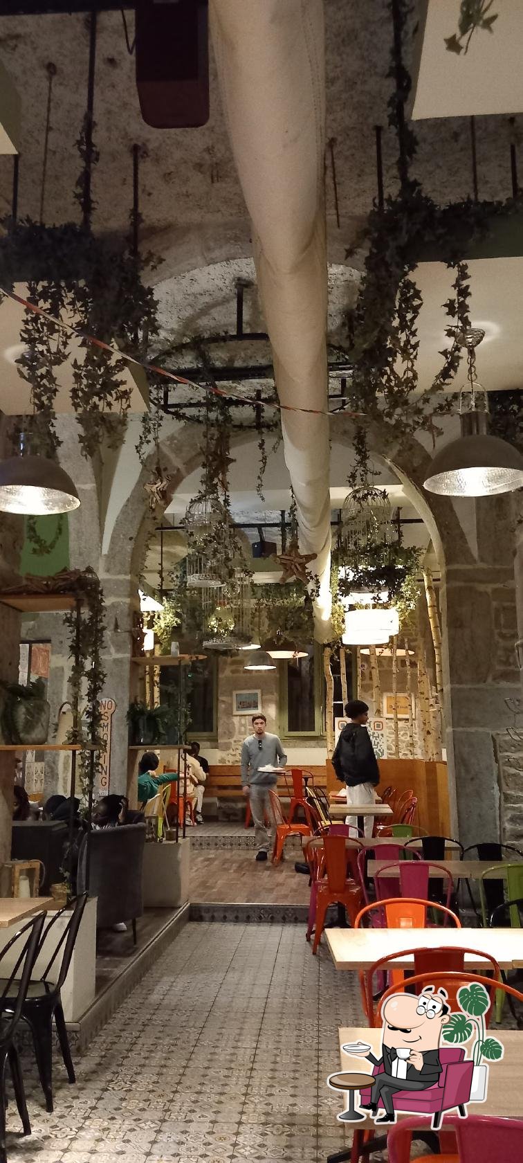 Découvrez l'intérieur de Diwan.