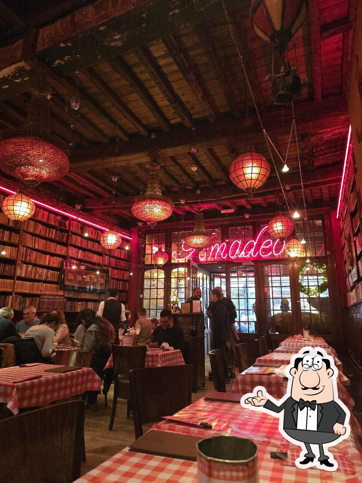 Installez-vous à l'une des tables de Amadeo.