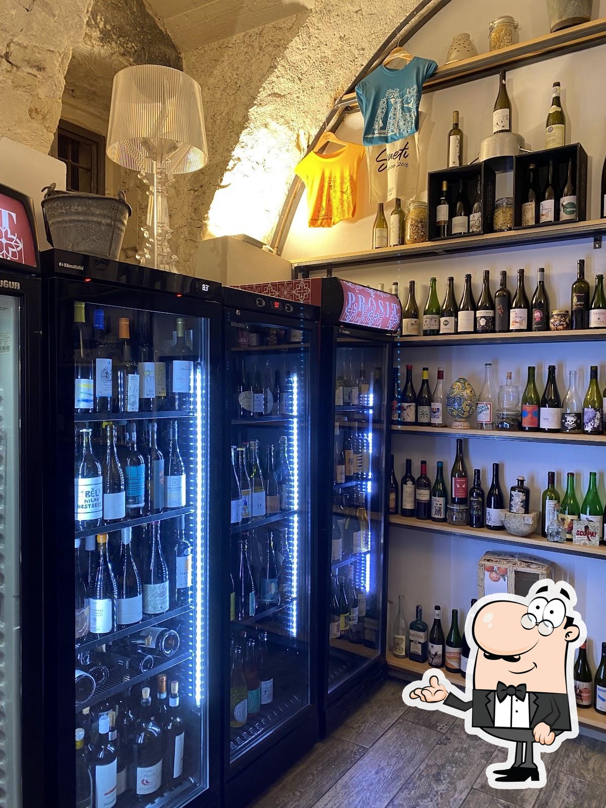 Gli interni di Prosit Sicilian Bistrot.