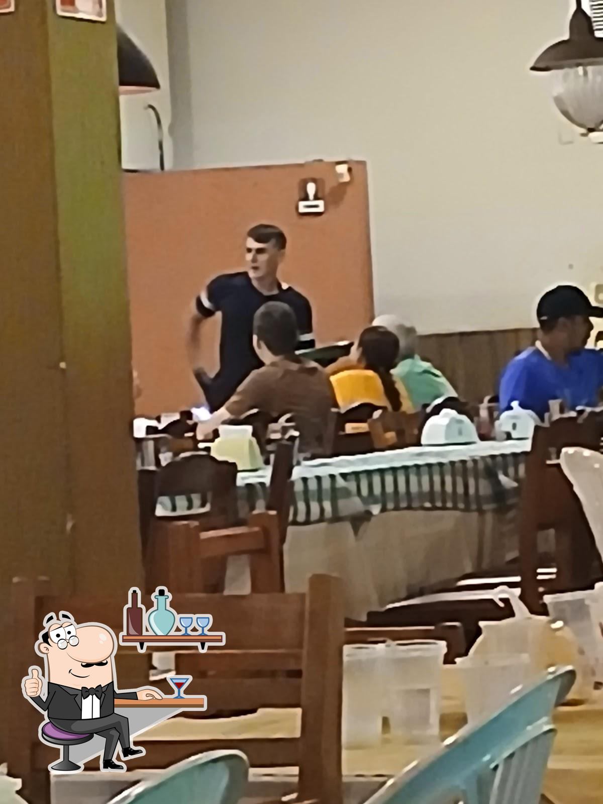 Sente em uma das mesas no Cascata Pizzas Rodízio.