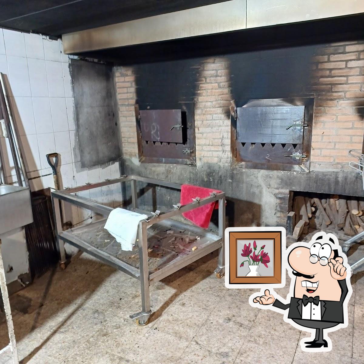 Sente em uma das mesas no Bota Feijão.