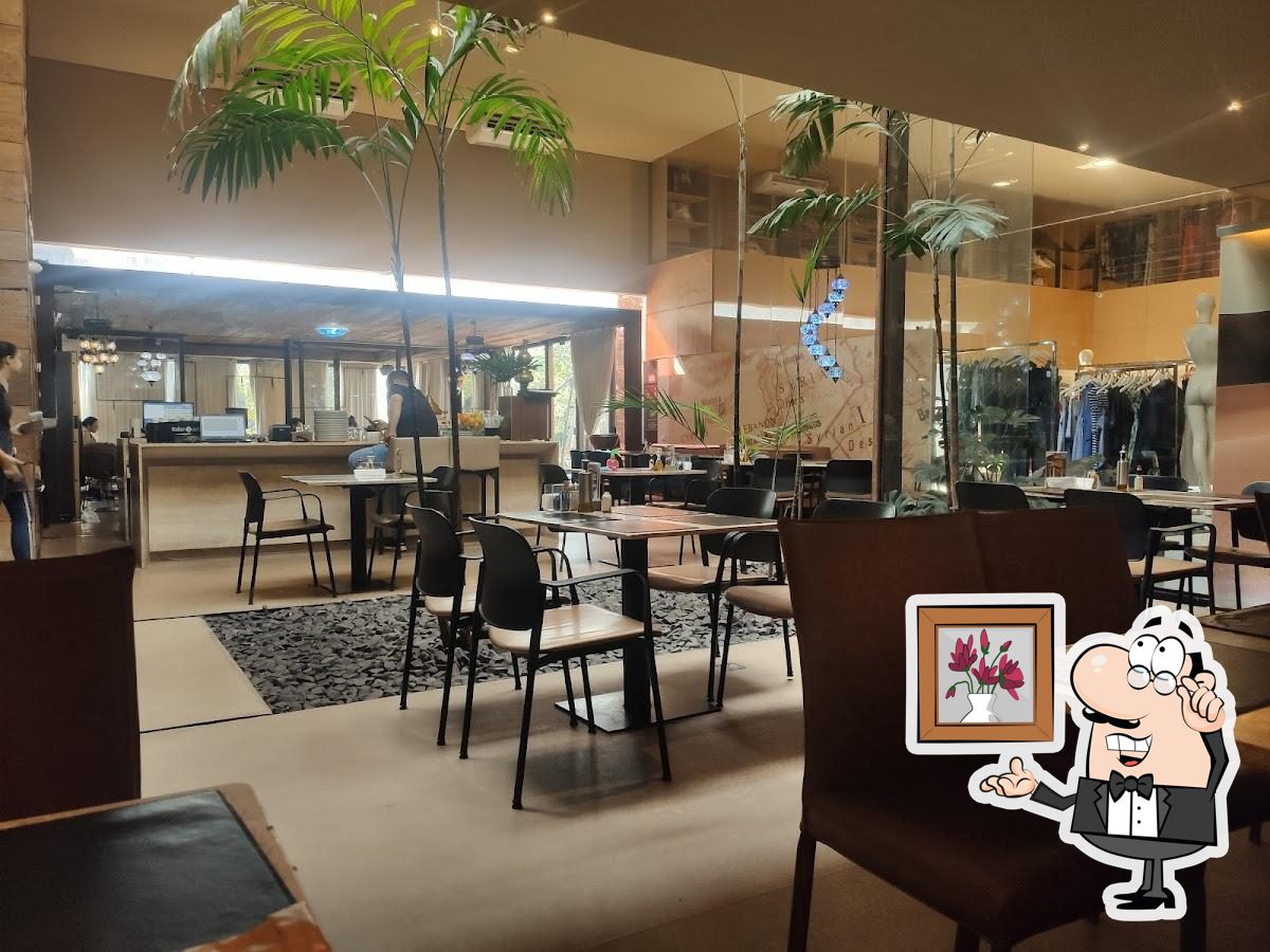 Sente em uma das mesas no Lokma Café.