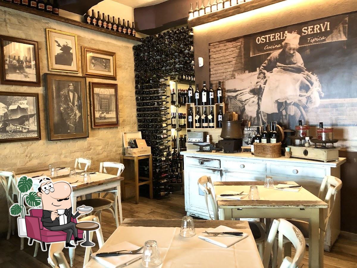 Siediti a un tavolo di Osteria dei Servi.