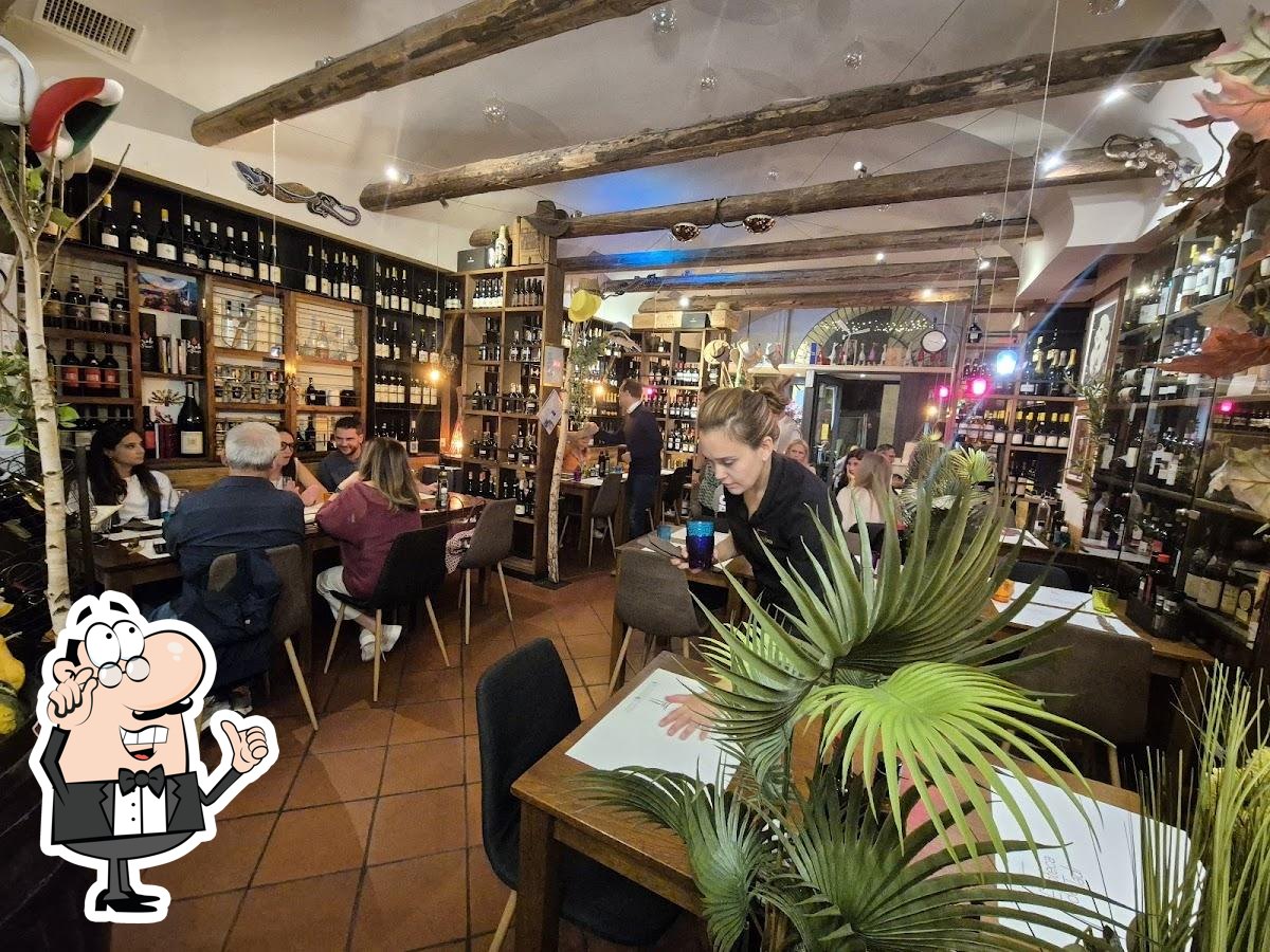 Dai un'occhiata agli interni di Enoteca Ristorante dei Tadi.