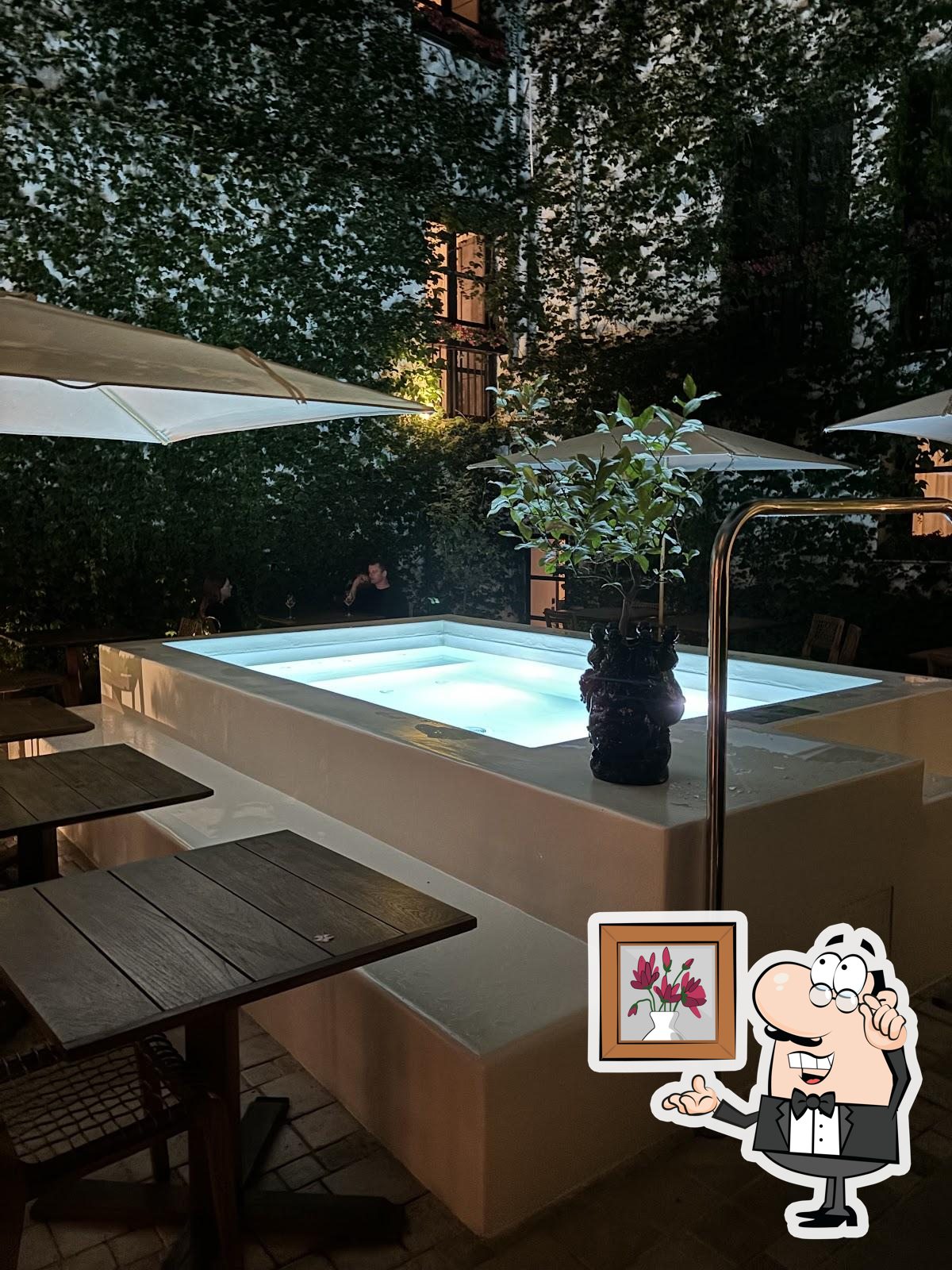 Siediti a un tavolo di Lumia Restaurant.