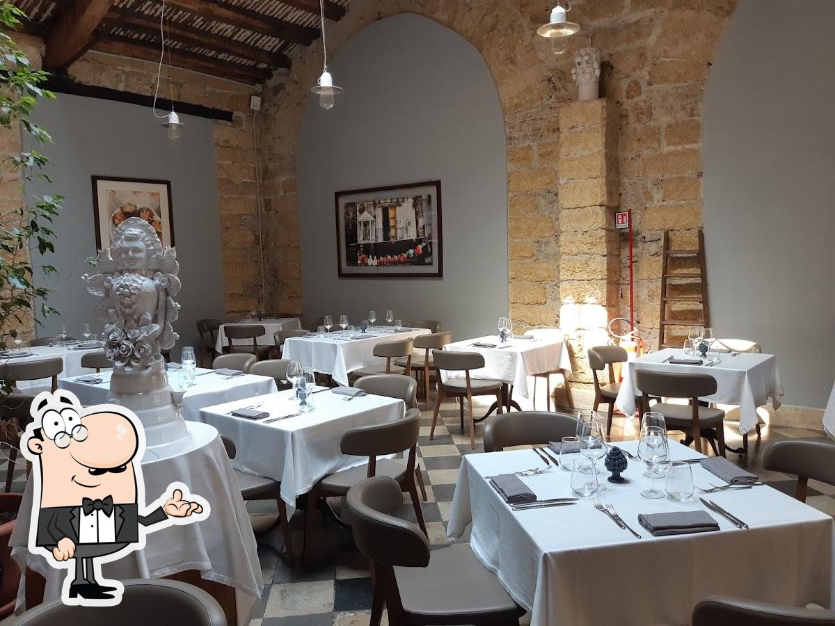 Gli interni di Osteria Ballarò.