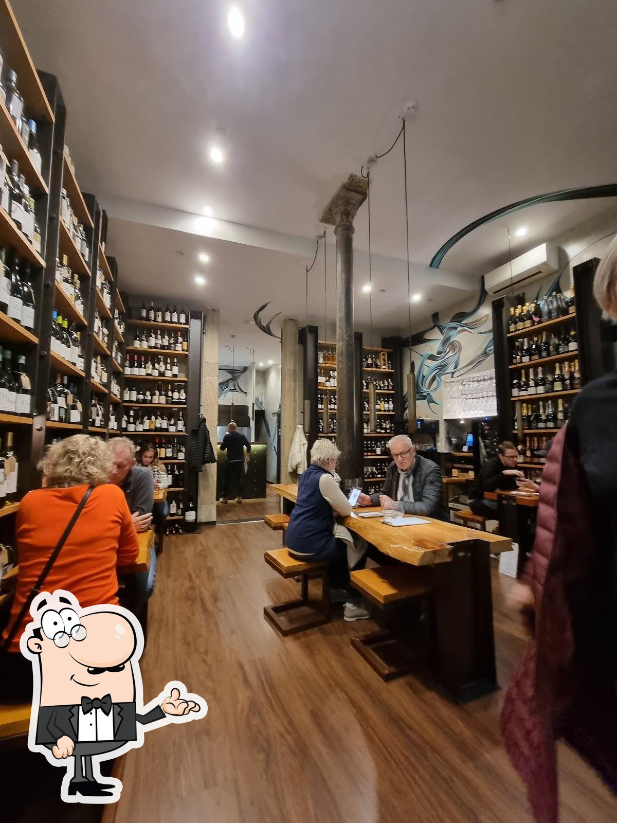 O interior do Nova Wine Bar.