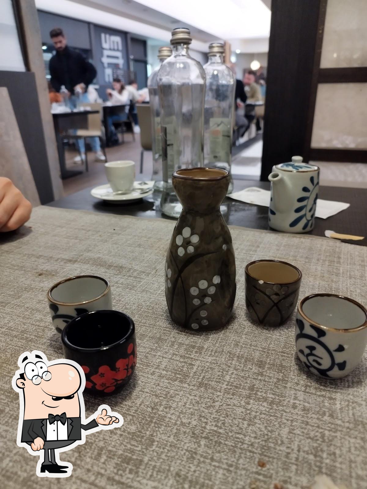 Siediti a un tavolo di Ristorante Giapponese Umami Asian Fusion.