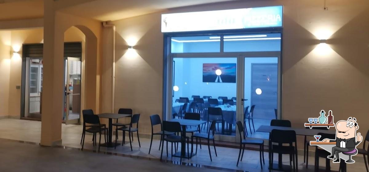 Siediti a un tavolo di Pizzeria La strada.
