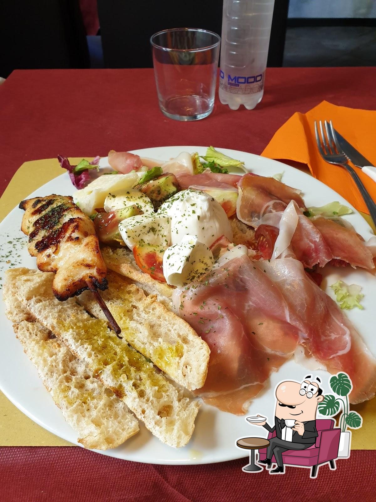 Dai un'occhiata agli interni di Fellini Cafè.
