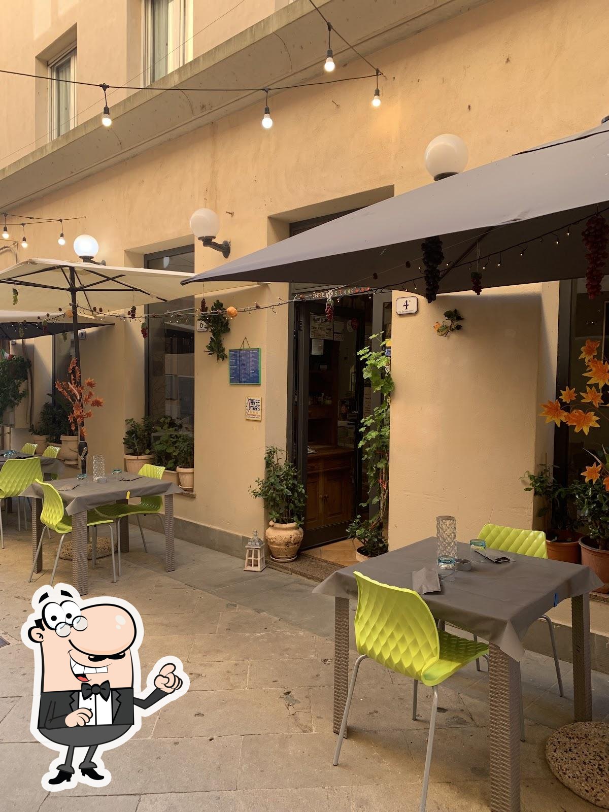 Siediti a un tavolo di Threee Stars.