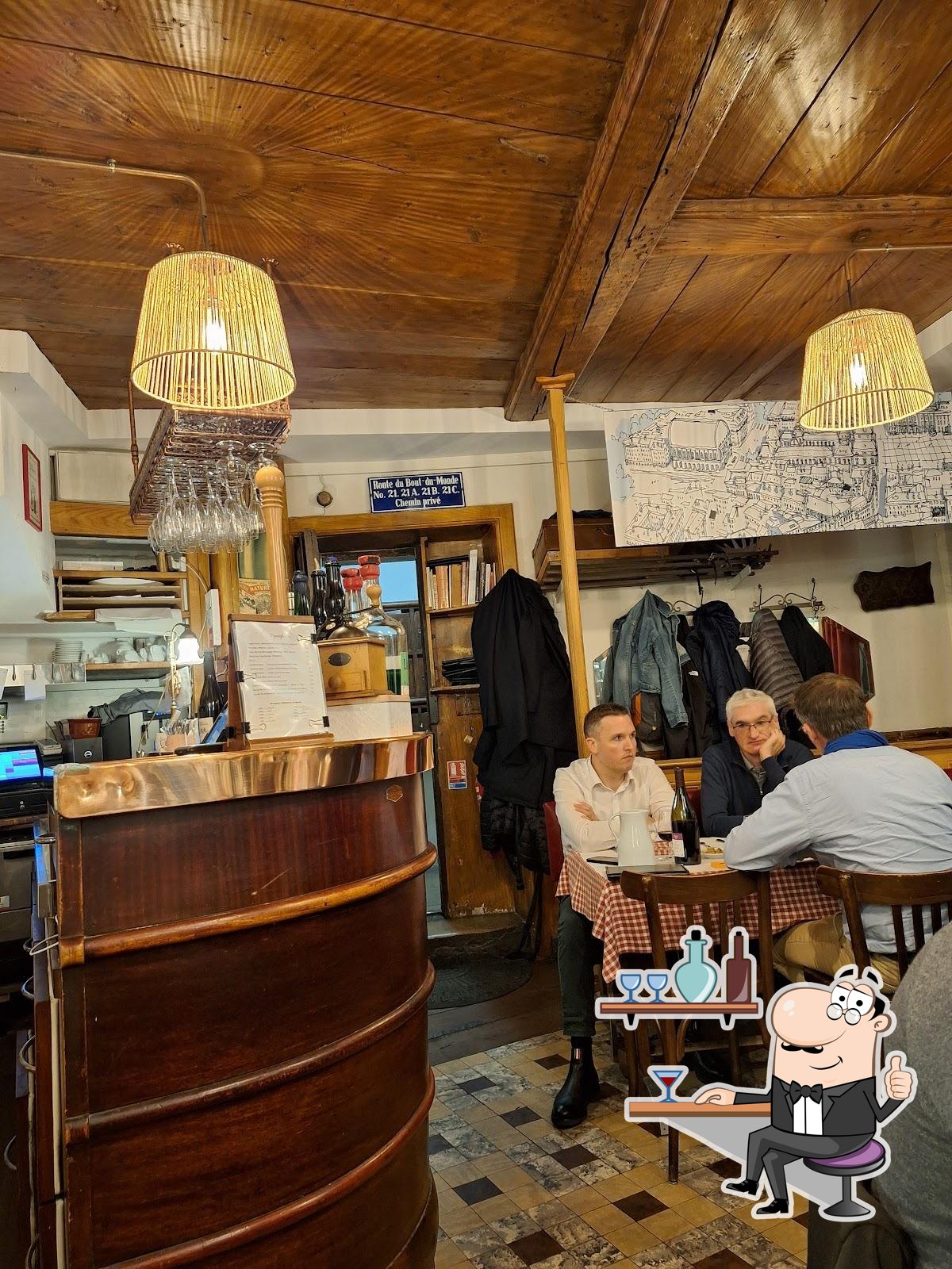 Installez-vous à l'une des tables de Au Petit Bouchon Chez Georges.