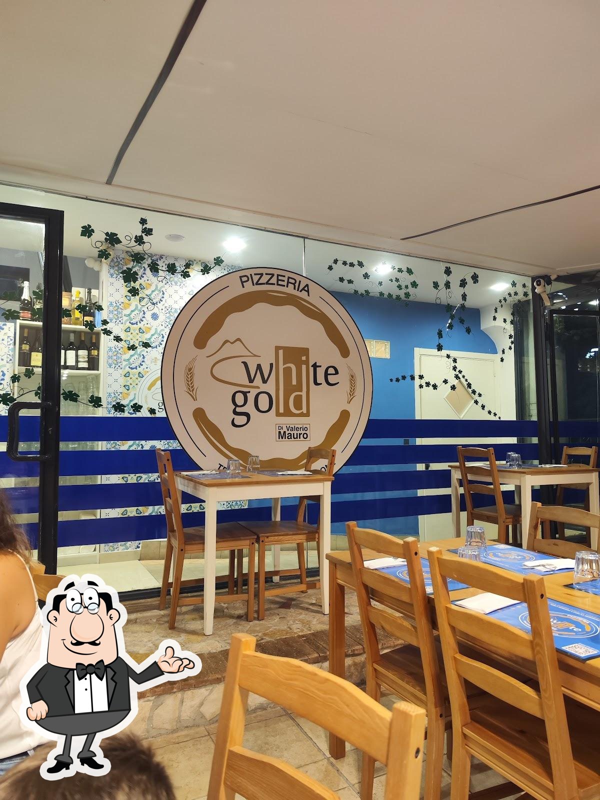Dai un'occhiata agli interni di Pizzeria White Gold.