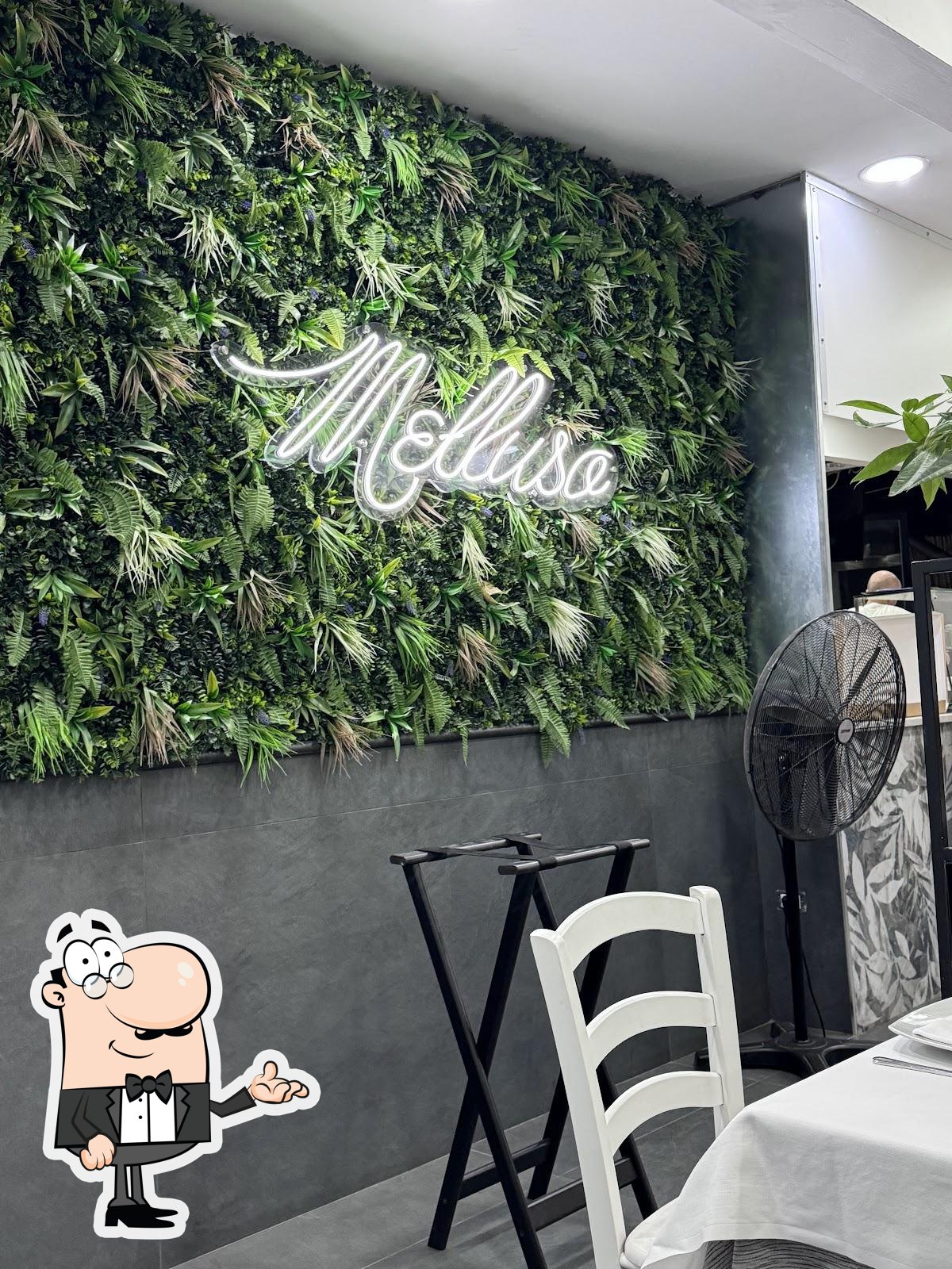 Siediti a un tavolo di Ristorante Pizzeria Melluso.