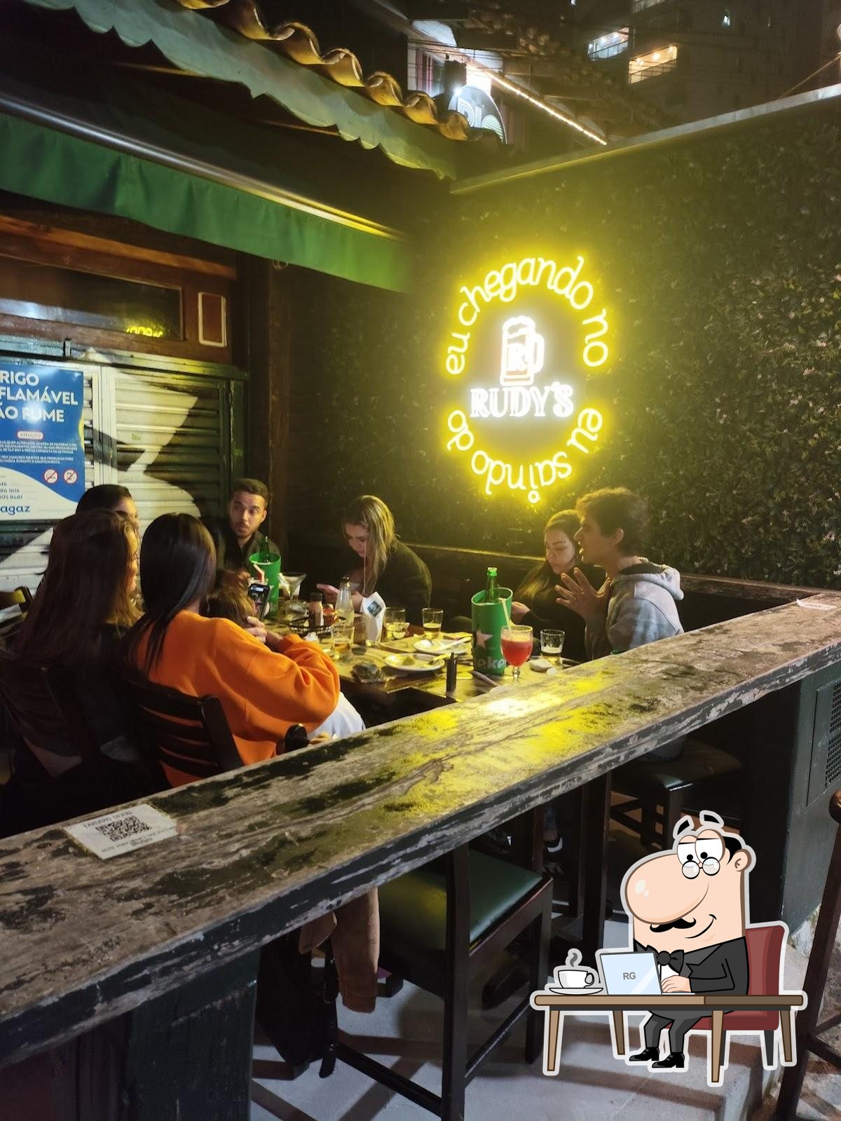 O interior do Rudy's Bar.