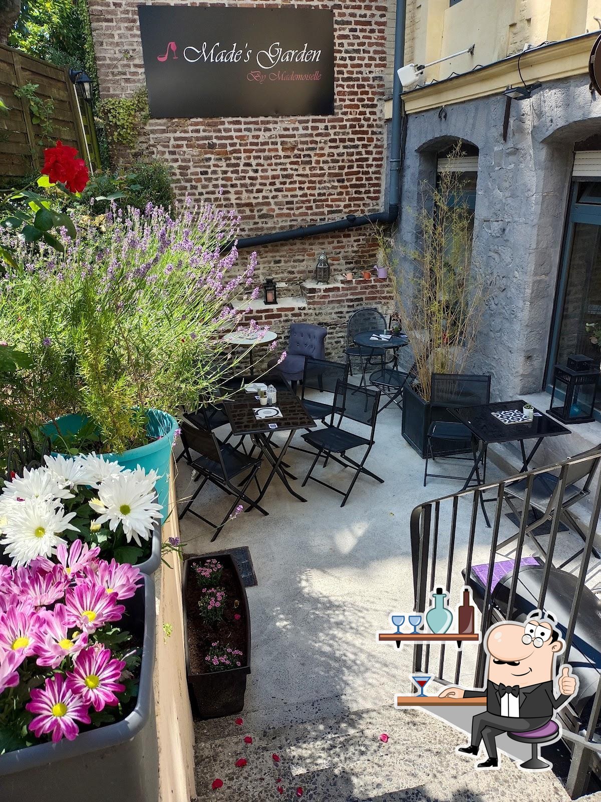 Installez-vous à l'une des tables de Made’s Garden by Mademoiselle.