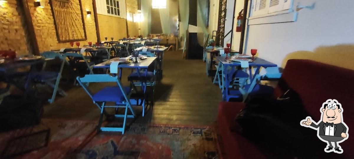 Sente em uma das mesas no Doner Kebab.