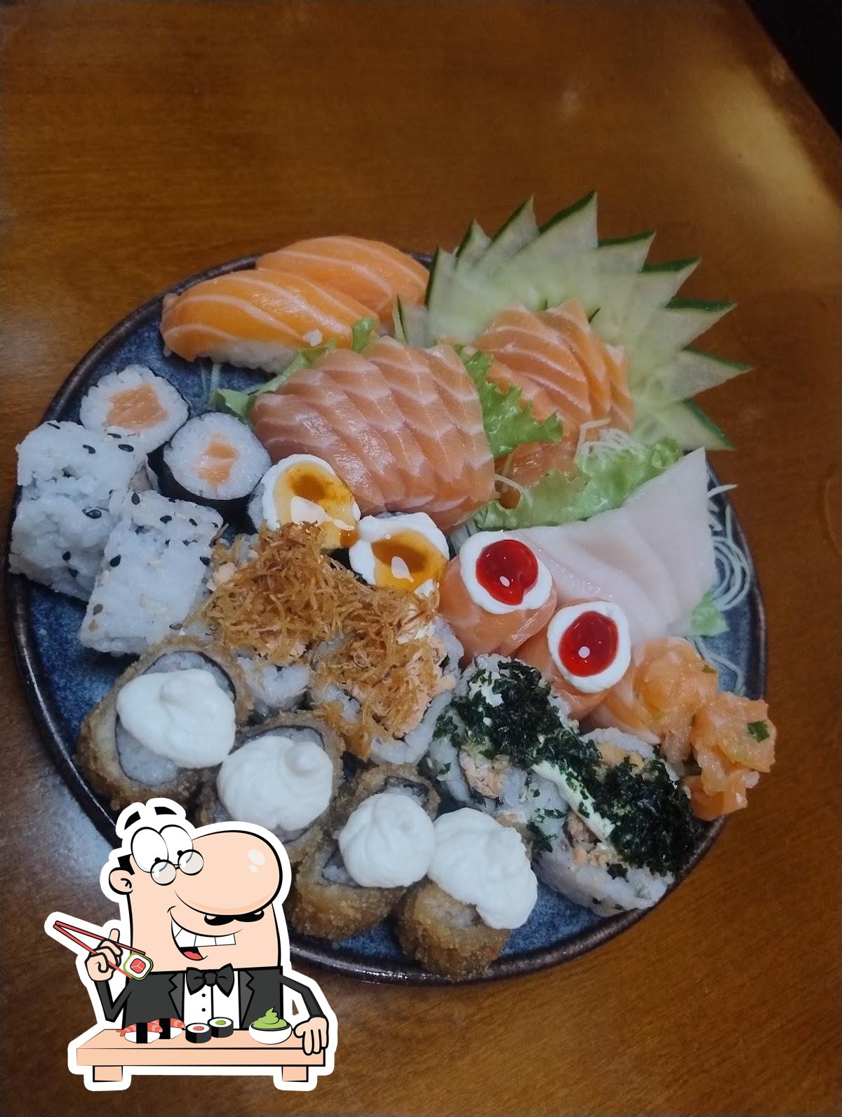 Rolos de sushi são disponibilizados no Naoto Sushi Americana.