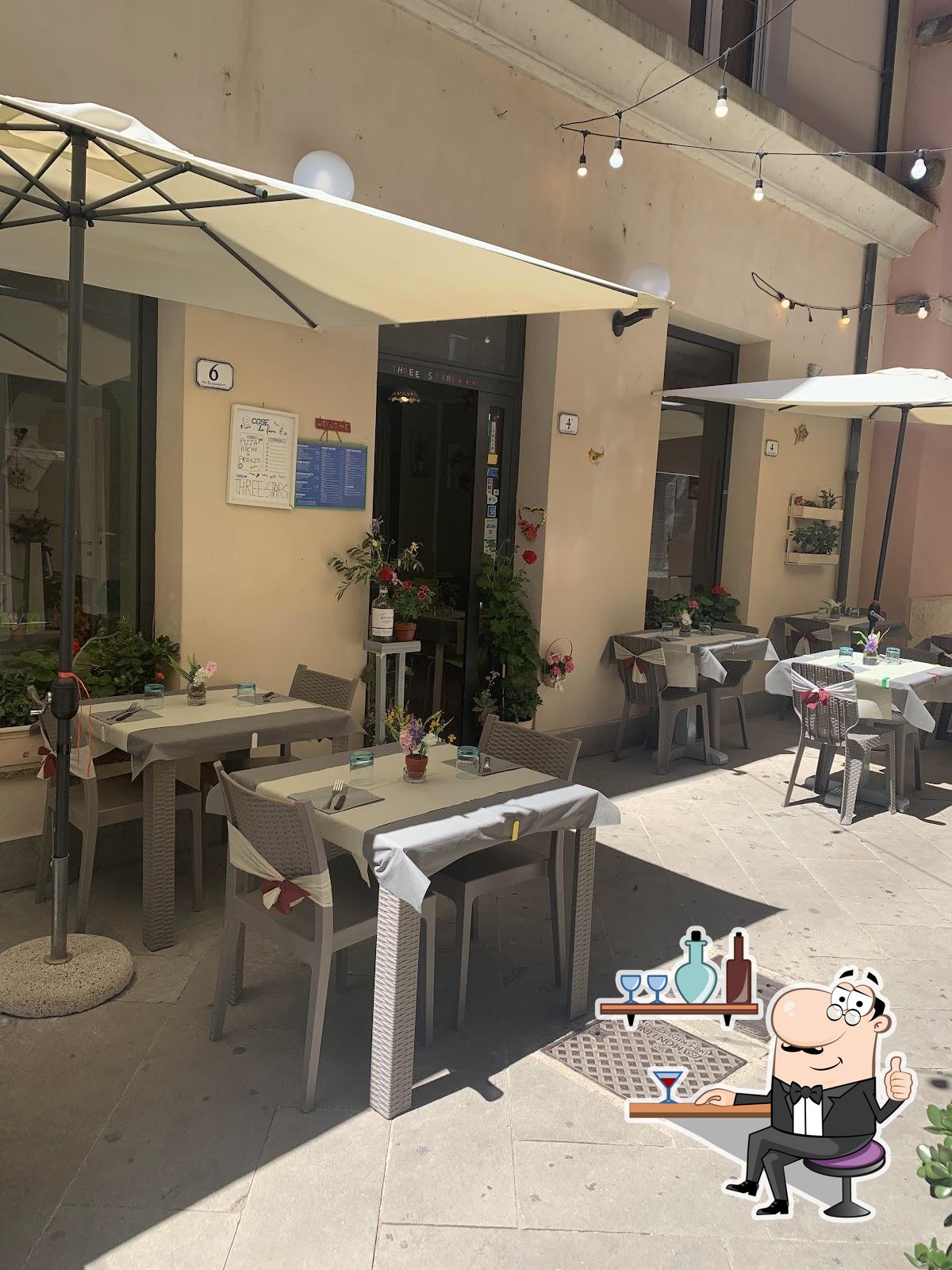 Dai un'occhiata agli interni di Threee Stars.