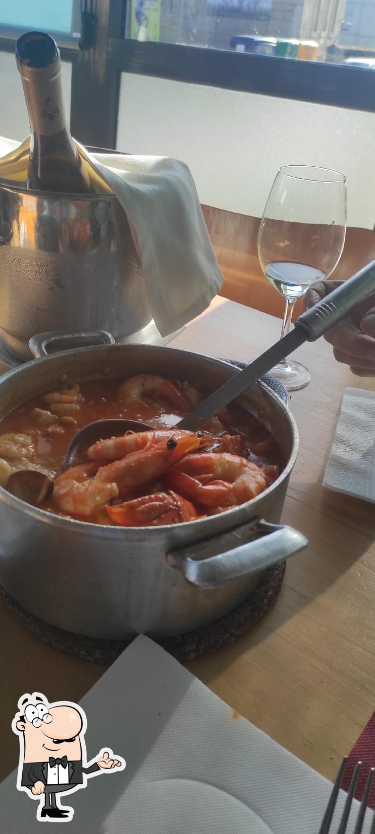 Veja imagens do interior do Marisqueira O Caçador.
