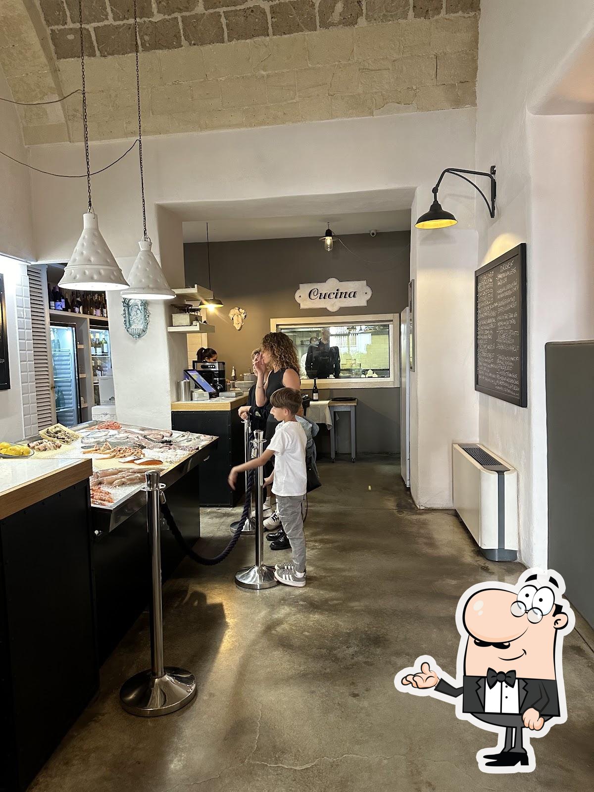 Siediti a un tavolo di Pescheria Con Cottura.