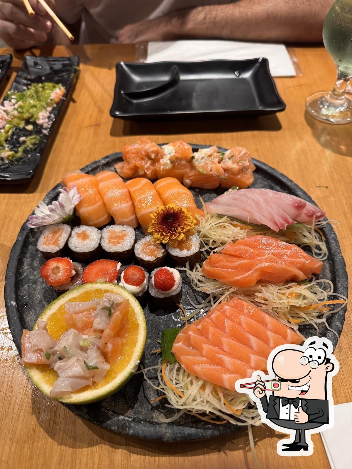 Rolos de sushi são servidos no Saikou Sushi - Veleiros.