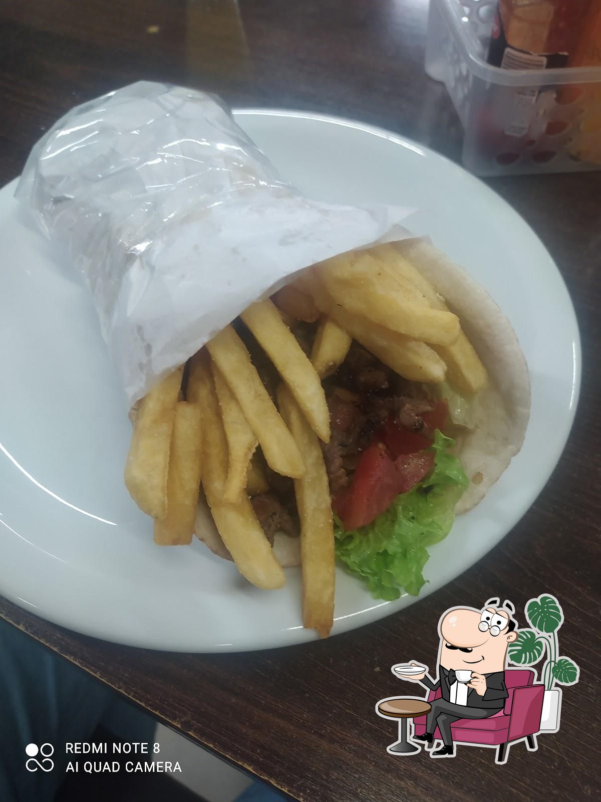 Sente em uma das mesas no Restaurante Zanuzi.