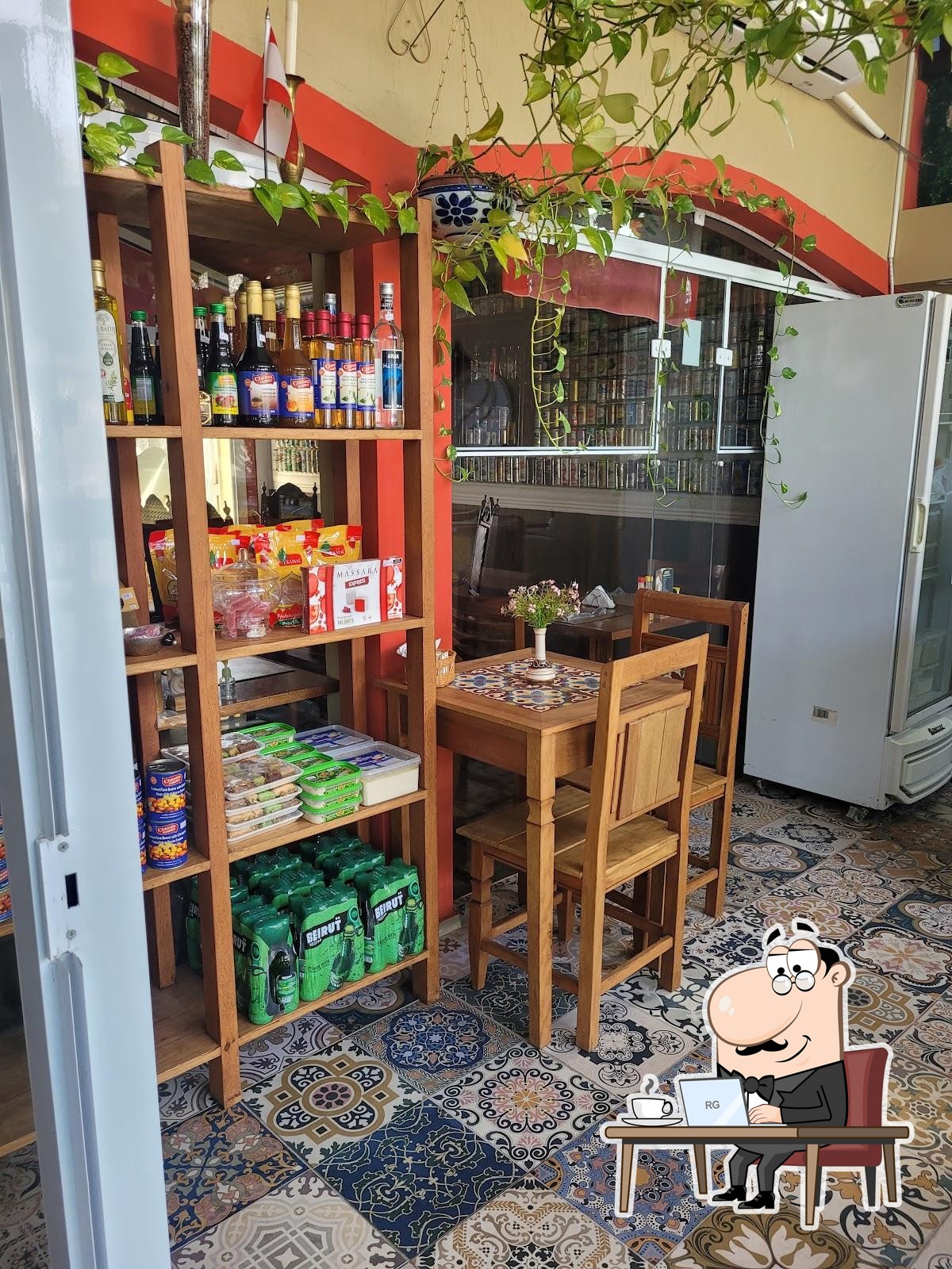O interior do Sheike Culinária Árabe / Doceria libanesa / Empório / Gelato libanês.