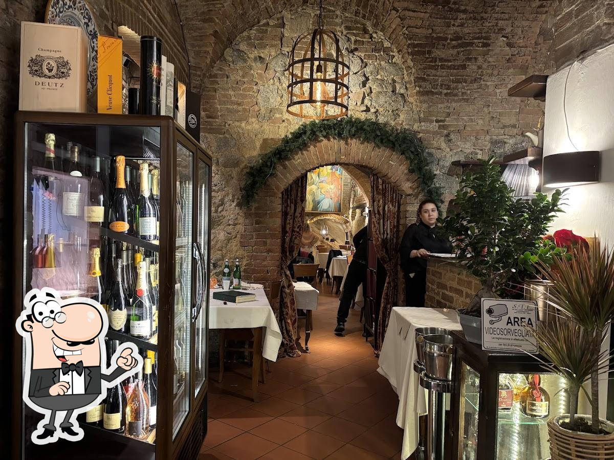 Dai un'occhiata agli interni di Antica Osteria da Divo.