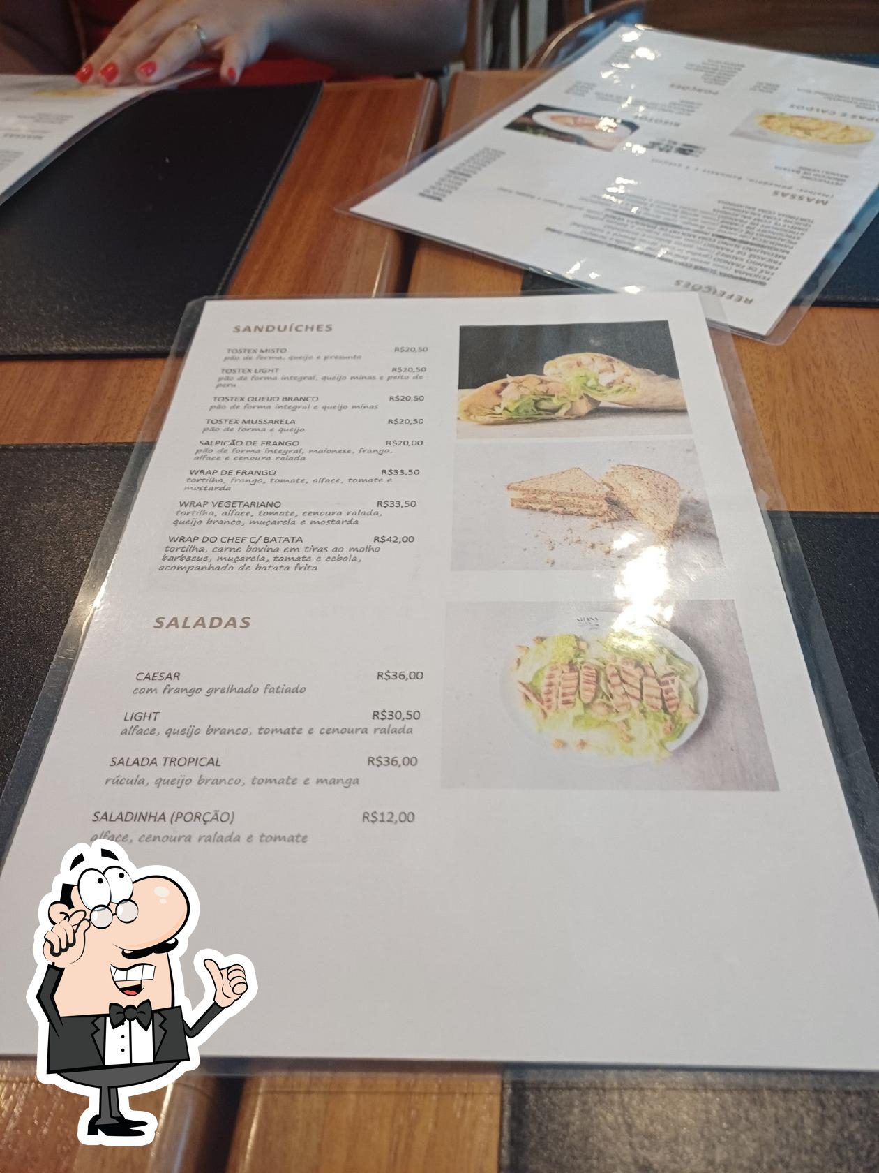 Sente em uma das mesas no Sterna Café.