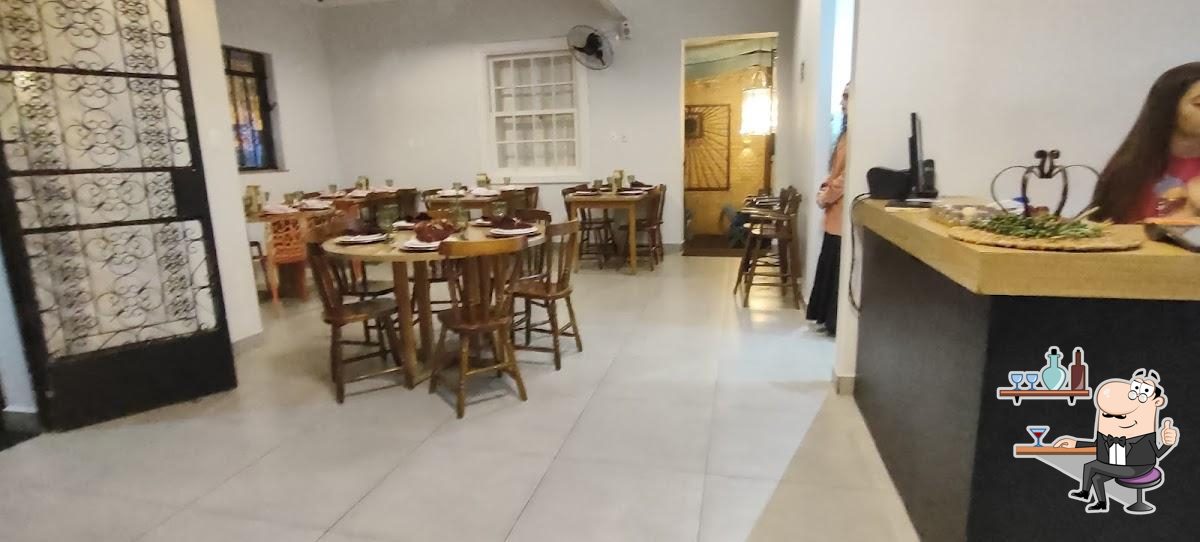 Sente em uma das mesas no Doner Kebab.