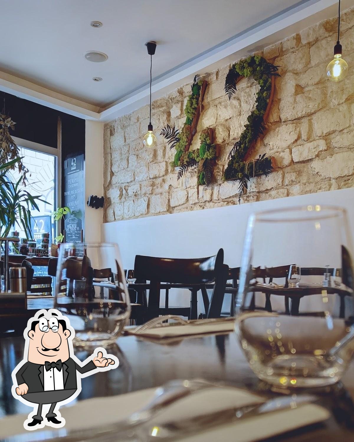 Installez-vous à l'une des tables de 42 Degrés.