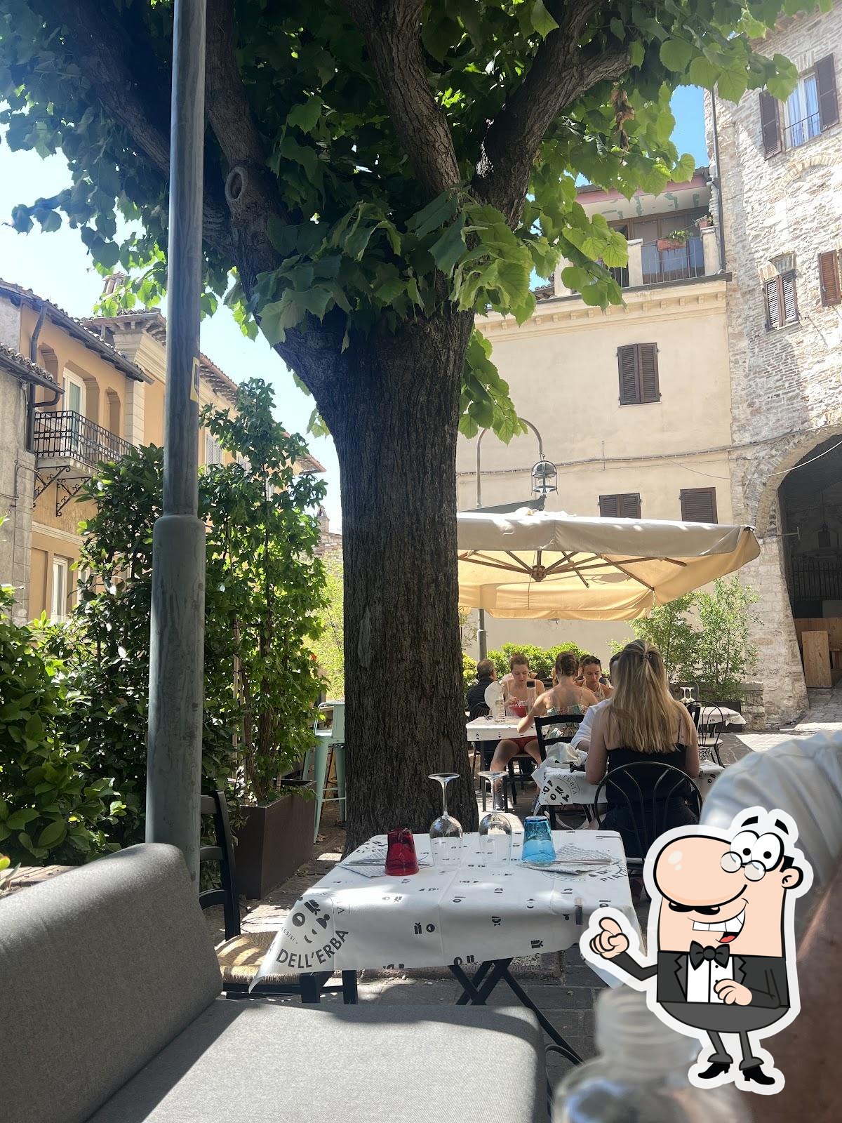 Dai un'occhiata agli interni di Osteria La Piazzetta Dell'Erba.