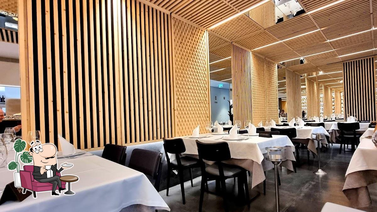 Sente em uma das mesas no A Marisqueira de Matosinhos.