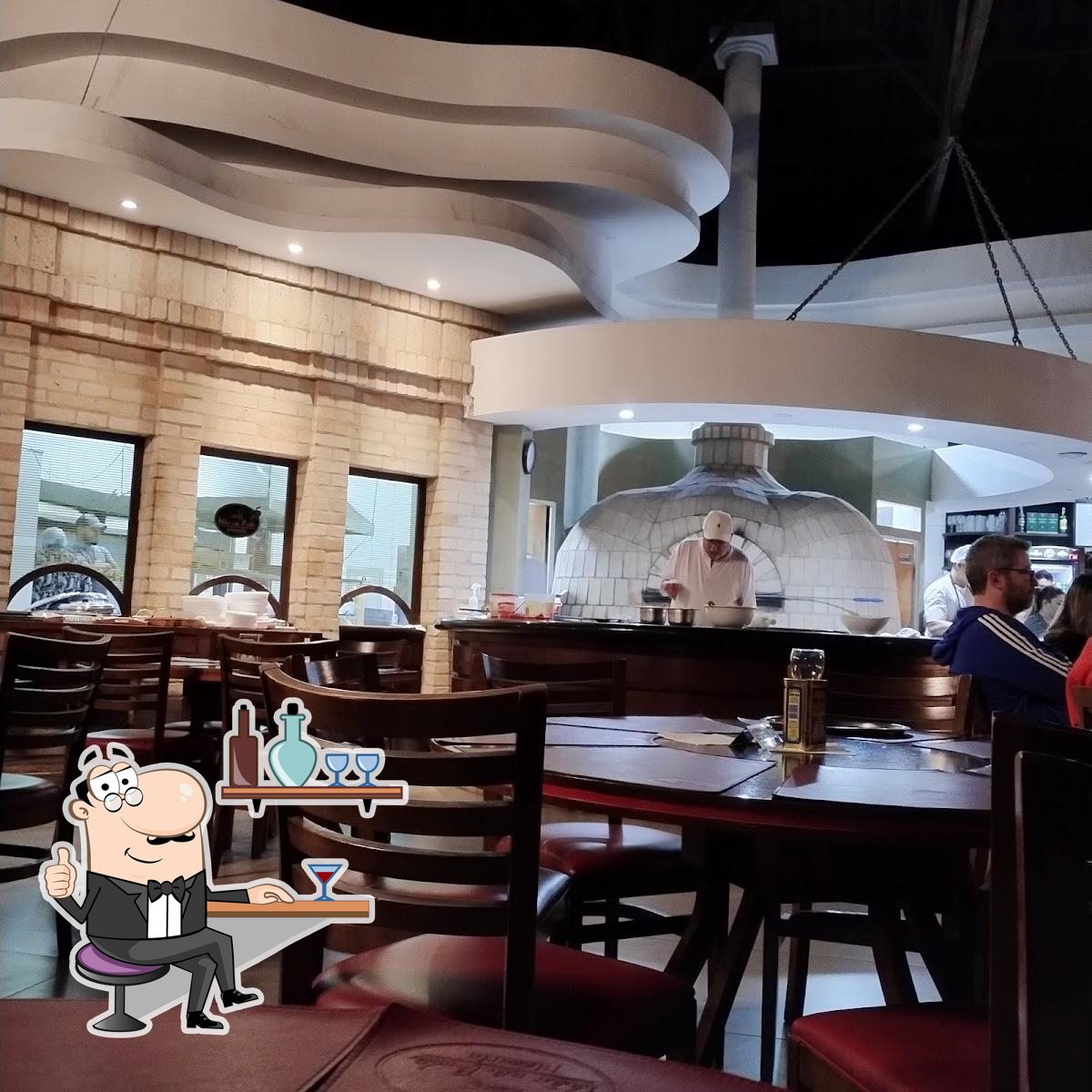 Veja imagens do interior do Mão na Roda.