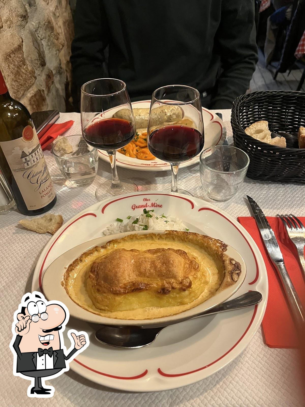 Installez-vous à l'une des tables de Chez Grand-Mère.